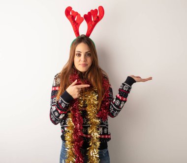 El ile bir şey tutan Noel giysileri giyen kadın genç güzel