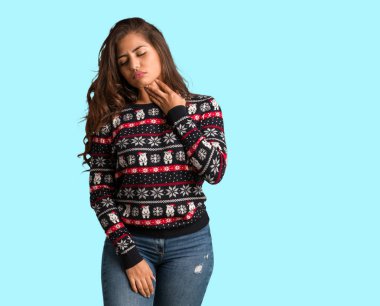 Öksürük, bir virüs ya da enfeksiyon nedeniyle hasta bir Noel forması giyen tam vücut genç kadın