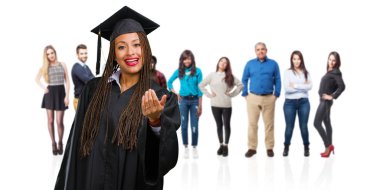 Pozitif ve güler yüzlü gel, kendinden emin ve gülümseyen bir hareketi el ile yapmak için davet örgü giyen siyah kadın genç mezun