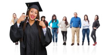 Genç mezun siyah kadın giyiyor örgüler gülümsüyor, işaretleme ağız, mükemmel dişler, beyaz dişler kavramı, neşeli ve neşeli bir tutum vardır