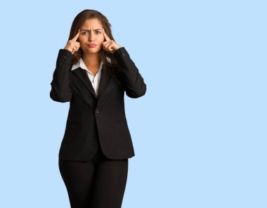 Tam vücut genç busines kadının bir konsantrasyon jest yapması