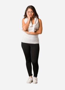 Tam vücut genç fitness düzgün vücutlu kadın yorgun ve çok uykulu