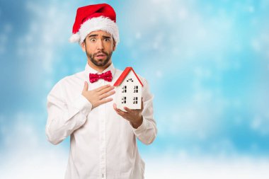Noel gününde Noel Baba şapkası giyen genç adam