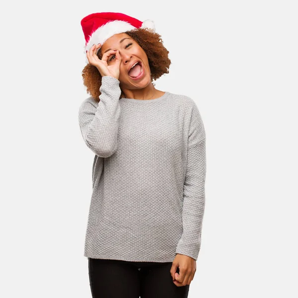 Ung Svart Kvinna Som Bär Santa Hatt Säker Gör Gest — Stockfoto