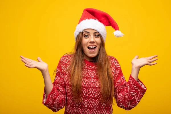 Mladá Žena Nosí Klobouk Santa Slaví Vítězství Úspěch — Stock fotografie