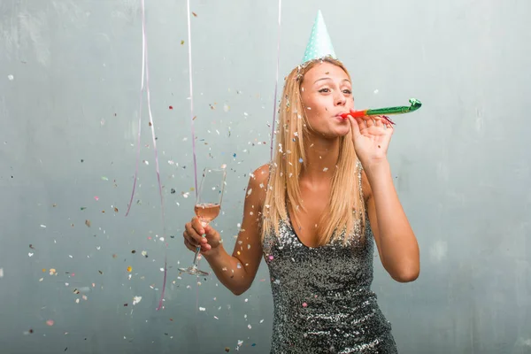 パーティーを祝う若い上品なブロンドの女性の肖像画 — ストック写真