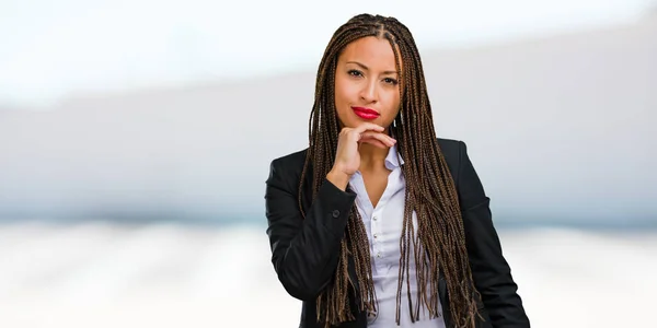 Retrato Una Joven Mujer Negocios Negra Pensando Mirando Hacia Arriba —  Fotos de Stock