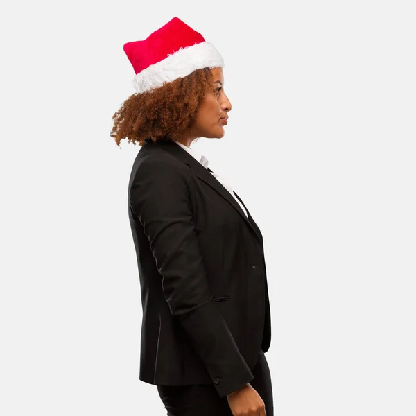 Unga Företag Svart Kvinna Som Bär Chirstmas Santa Hatt Sida — Stockfoto