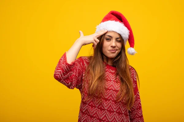 戴圣诞老人帽子做自杀手势的年轻女子 — 图库照片