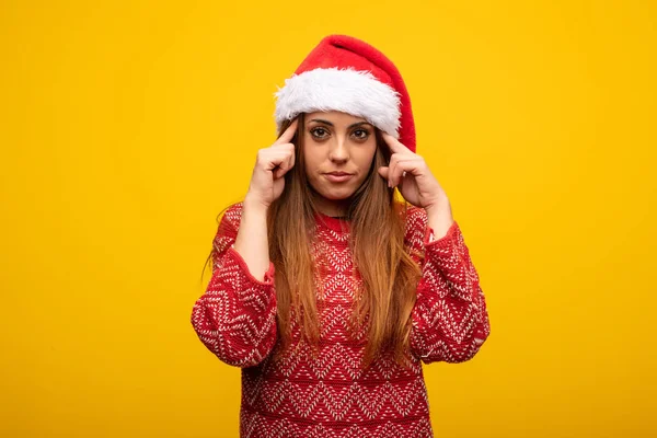 Mujer Joven Con Sombrero Santa Haciendo Gesto Concentración —  Fotos de Stock