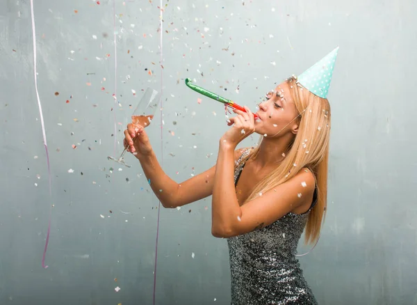 Retrato Una Joven Rubia Elegante Celebrando Una Fiesta —  Fotos de Stock