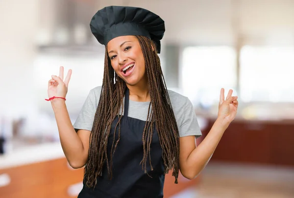 Портрет Молодой Черной Пекарши Весело Счастливо Позитивно Естественно Делает Жест — стоковое фото