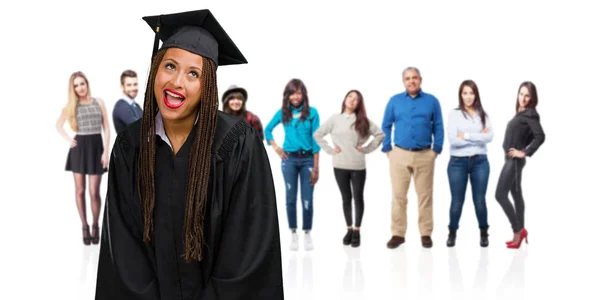 Joven Mujer Negra Graduada Con Trenzas Mirando Hacia Arriba Pensando —  Fotos de Stock