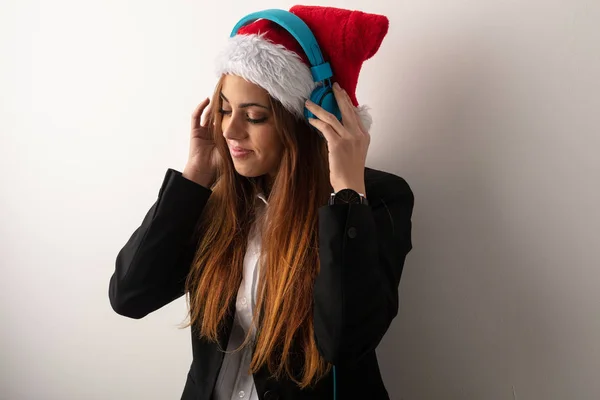 Giovane Donna Affari Che Indossa Cappello Babbo Natale Festeggiare Giorno — Foto Stock