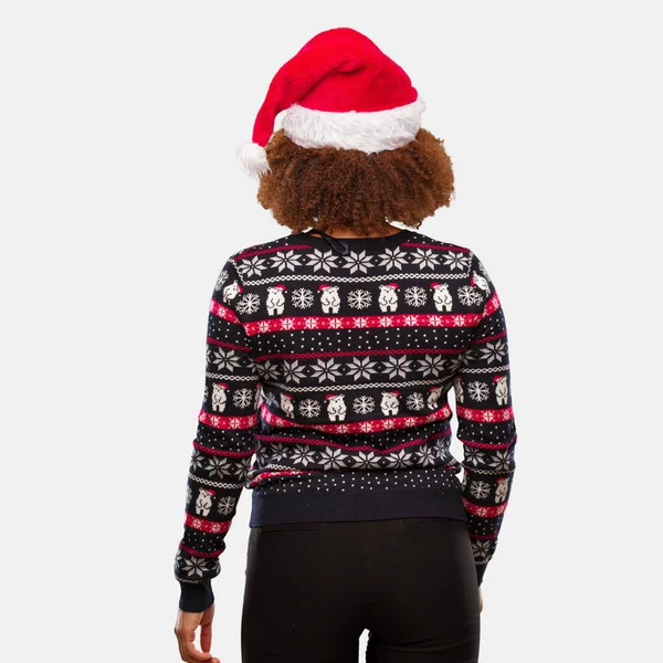 Młody Czarny Kobieta Modnych Christmas Sweter Nadrukiem Tyłu Patrząc Wstecz — Zdjęcie stockowe