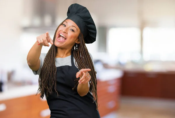 Retrato Una Joven Panadera Negra Señalando Hacia Lado Sonriendo Sorprendida —  Fotos de Stock