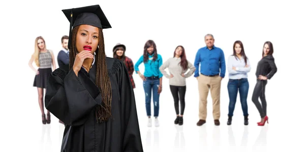 Joven Mujer Negra Graduada Con Trenzas Dudando Confundida Pensando Una —  Fotos de Stock
