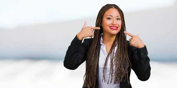 Portret Van Een Jonge Zwarte Zakelijke Vrouw Glimlacht Mond Concept — Stockfoto