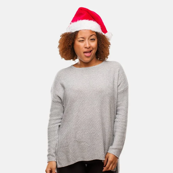 Ung Svart Kvinna Som Bär Santa Hatt Blinkande Rolig Trevlig — Stockfoto