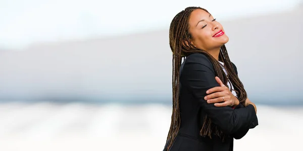 Retrato Una Joven Mujer Negocios Negra Orgullosa Confiada Señalando Con —  Fotos de Stock