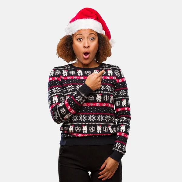 측면을 가리키는와 크리스마스 스웨터에 — 스톡 사진