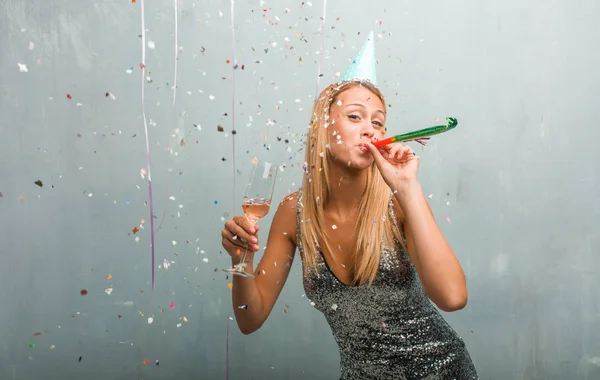 Retrato Una Joven Rubia Elegante Celebrando Una Fiesta —  Fotos de Stock