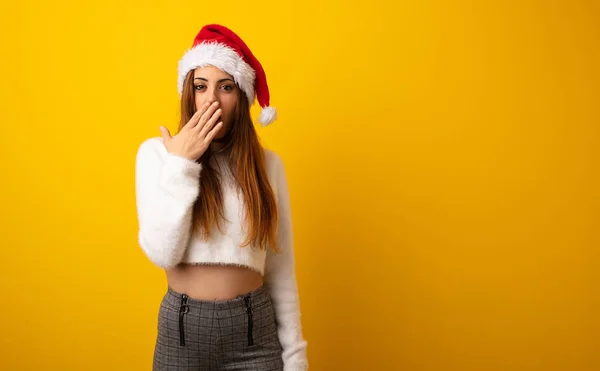 Jovem Mulher Bonita Segurando Presente Cansado Muito Sonolento — Fotografia de Stock