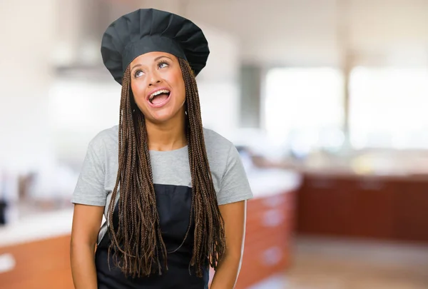 Retrato Una Joven Panadera Negra Mirando Hacia Arriba Pensando Algo —  Fotos de Stock