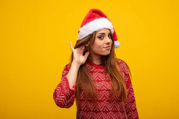 Giovane Donna Con Cappello Babbo Natale Cerca Ascoltare Pettegolezzo — Foto Stock