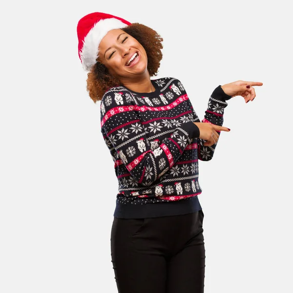 Młoda Kobieta Czarny Modny Sweter Christmas Wydruku Wskazując Bok Palca — Zdjęcie stockowe