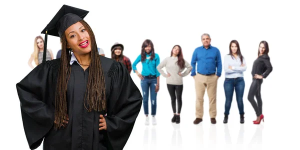 Jovem Graduado Mulher Negra Vestindo Tranças Com Mãos Sobre Quadris — Fotografia de Stock
