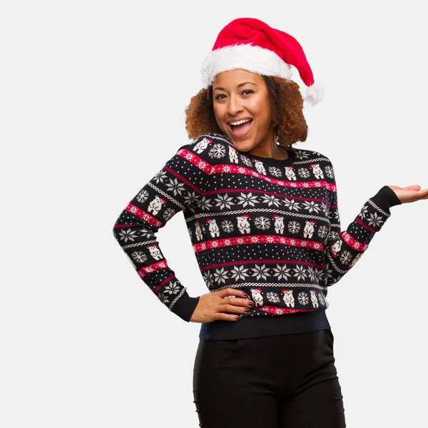 젊은은 손으로 인쇄와 크리스마스 스웨터 — 스톡 사진