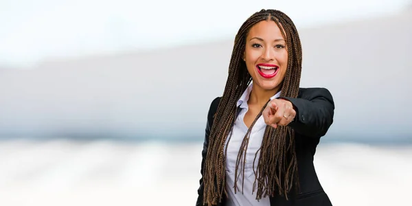 Retrato Una Joven Mujer Negra Negocios Alegre Sonriente Apuntando Frente —  Fotos de Stock