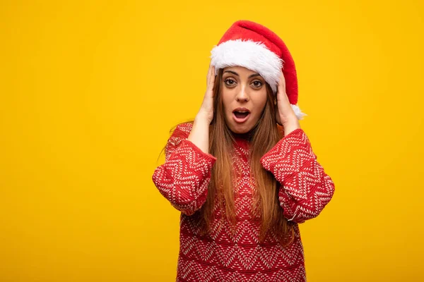 Ung Kvinna Som Bär Santa Hat Förvånade Och Chockade — Stockfoto