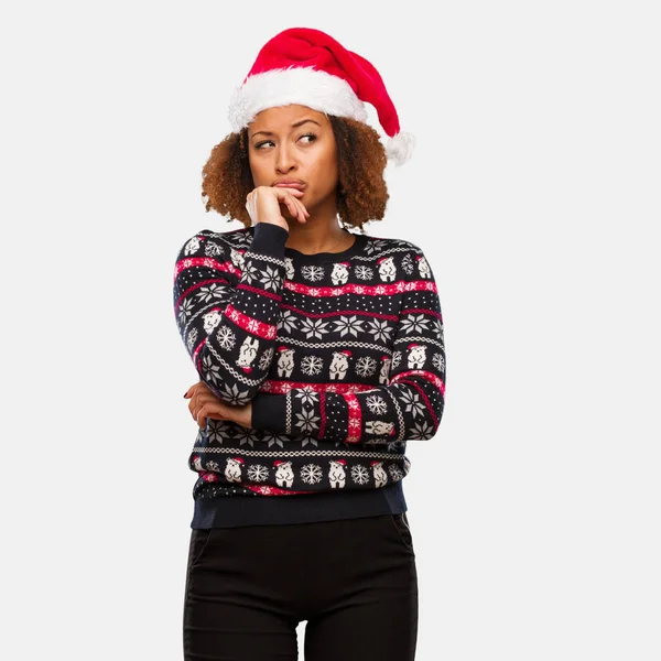 Молода Чорна Жінка Модному Різдвяному Светрі Принтом Думаючи Про Ідею — стокове фото