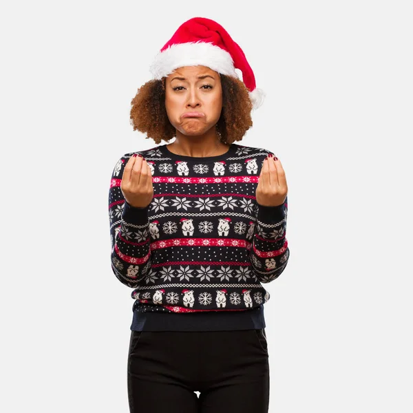 年轻的黑人妇女在一个时髦的圣诞毛衣与打印做一个需要的姿态 — 图库照片