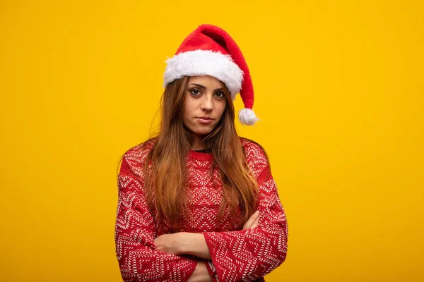 Mujer Joven Con Sombrero Santa Mirando Hacia Adelante —  Fotos de Stock