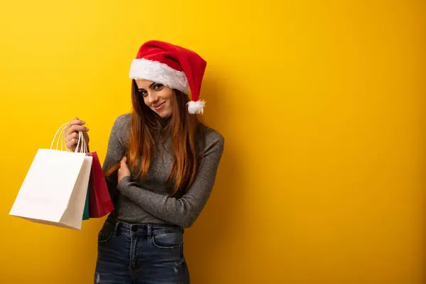 Jonge Vrouw Kerstmuts Vieren Kerstmis Dag Dragen — Stockfoto