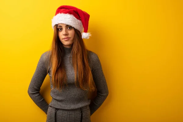 Jonge Vrouw Kerstmuts Vieren Kerstmis Dag Dragen — Stockfoto