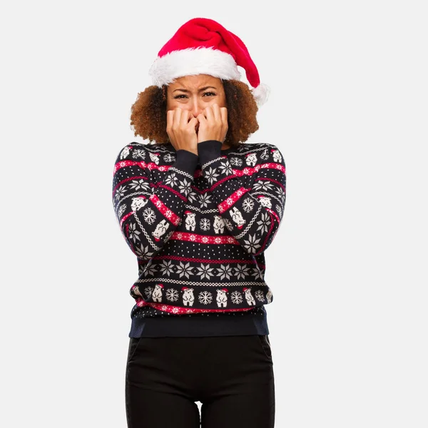 Mujer Negra Joven Suéter Navidad Moda Con Uñas Que Muerden —  Fotos de Stock