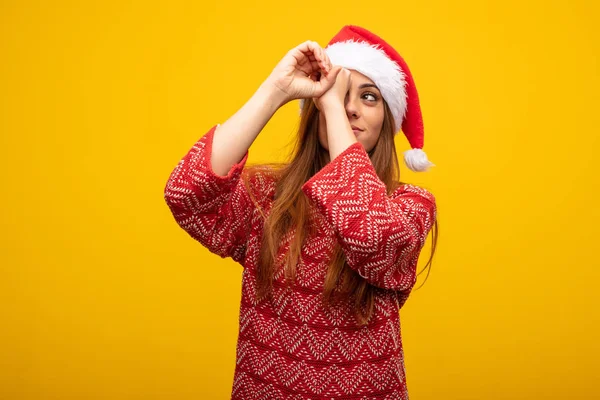 Mladá Žena Nosí Klobouk Santa Gesto Dalekohled — Stock fotografie