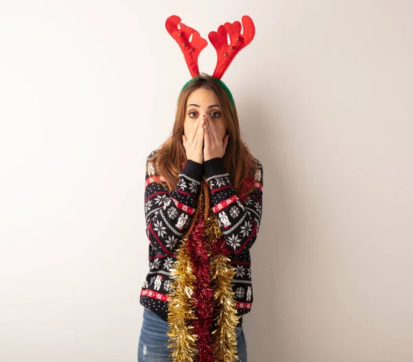 Mladá Krásná Žena Nosí Vánoční Oblečení Velmi Strach Strach Skryté — Stock fotografie