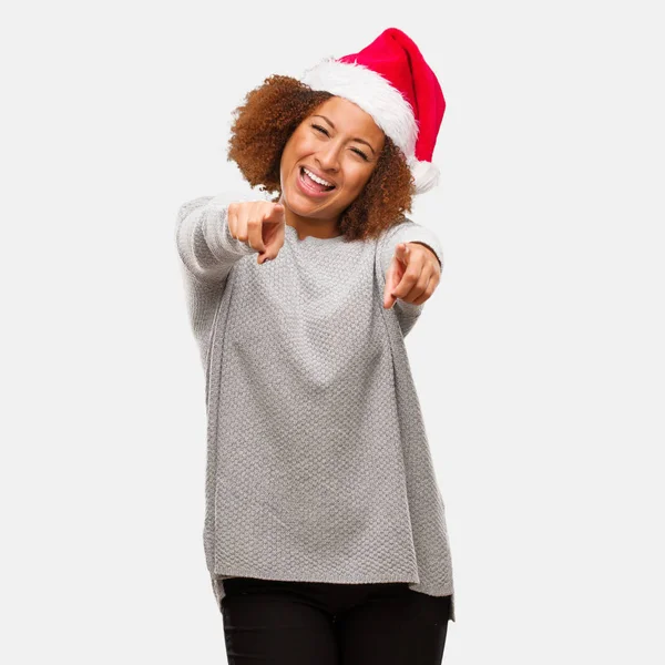 Jonge Zwarte Vrouw Dragen Een Kerstmuts Vrolijk Glimlachend — Stockfoto