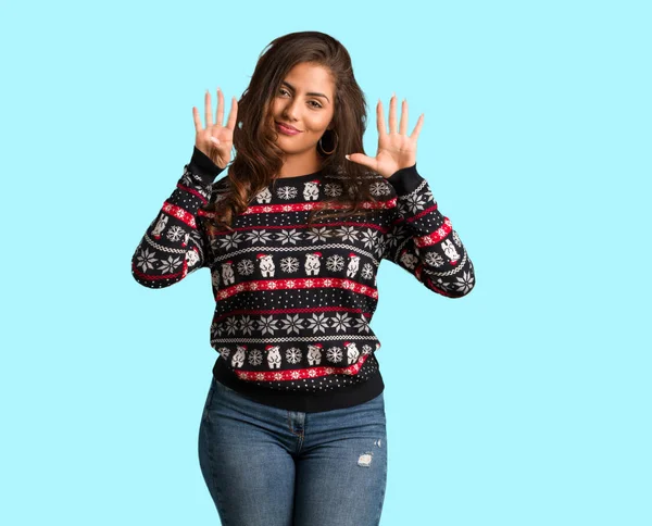 Corpo Inteiro Jovem Mulher Vestindo Uma Camisa Natal Mostrando Número — Fotografia de Stock