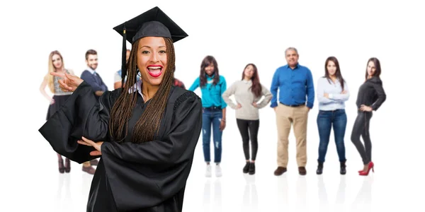 Joven Mujer Negra Graduada Con Trenzas Apuntando Hacia Lado Sonriendo —  Fotos de Stock