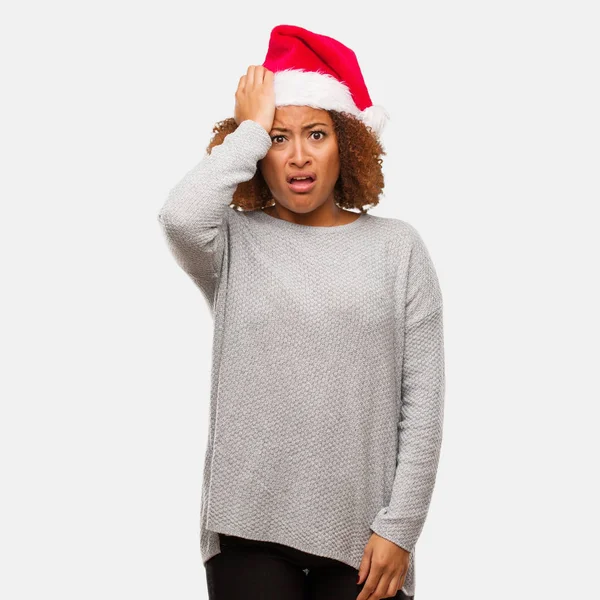 Joven Mujer Negra Con Sombrero Santa Preocupado Abrumado —  Fotos de Stock
