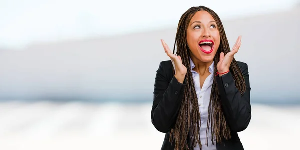 Retrato Una Joven Mujer Negocios Negra Sorprendida Conmocionada Mirando Con —  Fotos de Stock