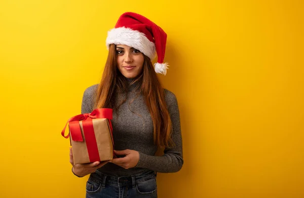 Joven Bonita Mujer Sosteniendo Regalo Alegre Con Una Gran Sonrisa — Foto de Stock