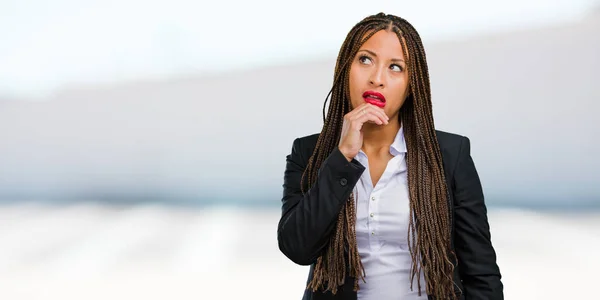 Portrait Une Jeune Femme Affaires Noire Doutant Confus Pensant Une — Photo