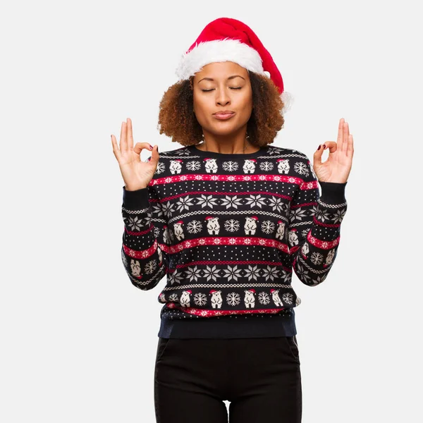 Young Black Woman Trendy Christmas Sweater Print Performing Yoga — Stock Photo, Image